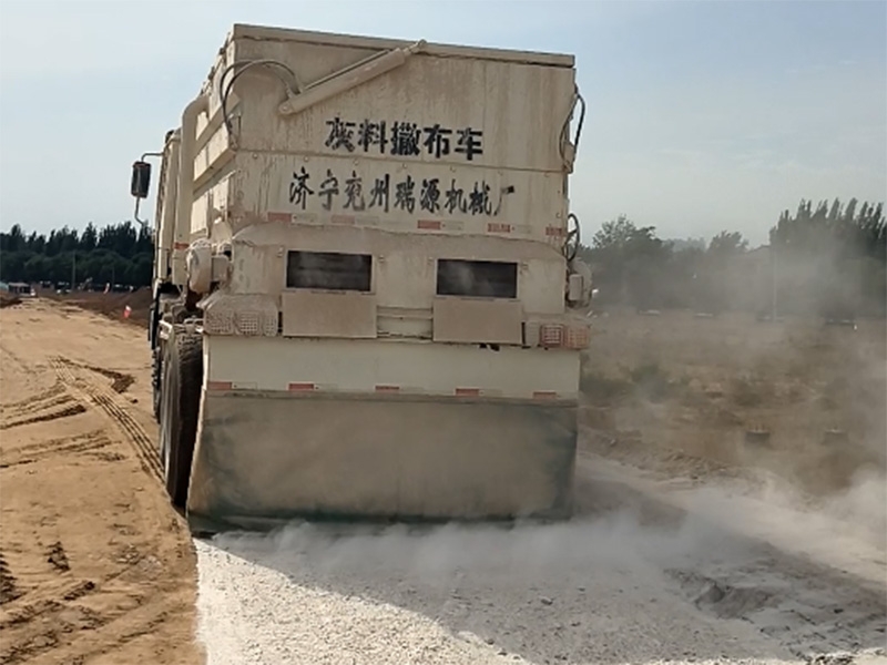 撒布車施工現(xiàn)場